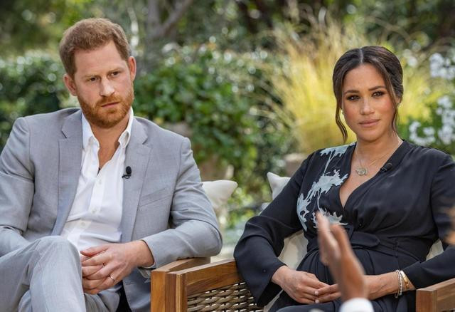Ở hạng mục Icons (Biểu tượng), Time vinh danh hoàng tử Harry và vợ là nữ diễn viên Meghan Markle. Hồi tháng 3, họ từng khiến thế giới chấn động khi nói về Hoàng gia Anh trong chương trình phỏng vấn cùng Oprah Winfrey. Ngồi trong tư gia tại Mỹ, cặp vợ chồng tiết lộ mặt trái của cuộc sống vương giả đã dẫn mình tới quyết định từ bỏ vương vị.