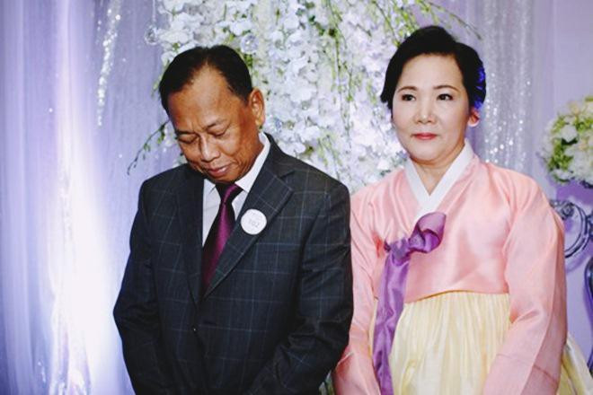 Bố mẹ đẻ của Hari Won trong lễ cưới của cô.