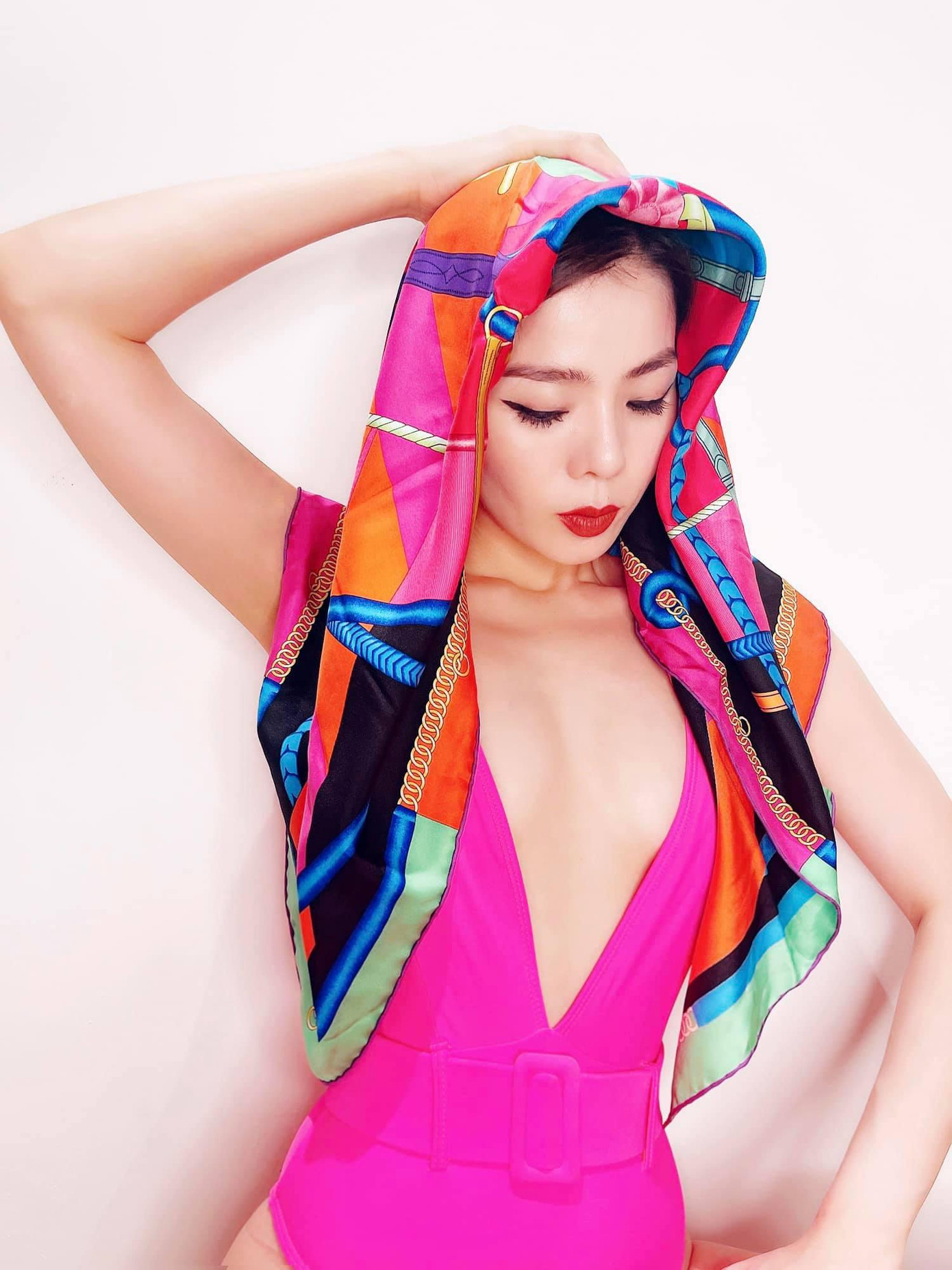 Mới đây, Lệ Quyên tung loạt ảnh bikini kèm dòng trạng thái khiến fans thích thú, cô viết: “Chắc là ngày ôm phản lao ra biển còn phải chờ nhưng không sao, cho đỡ nhớ, bạn có thể ở nhà, lấy một bộ bikini rực rỡ mặc vào. Lấy thêm chiếc khăn, chùm lên che chắn và tưởng tượng đang có nắng chan hoà cho sống động”.