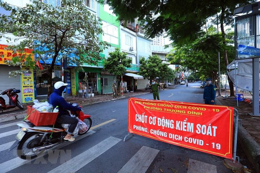 Chốt cơ động kiểm soát phòng, chống dịch COVID-19 tại phố Giáp Nhất, phường Thượng Đình. (Ảnh: Tuấn Anh/TTXVN)