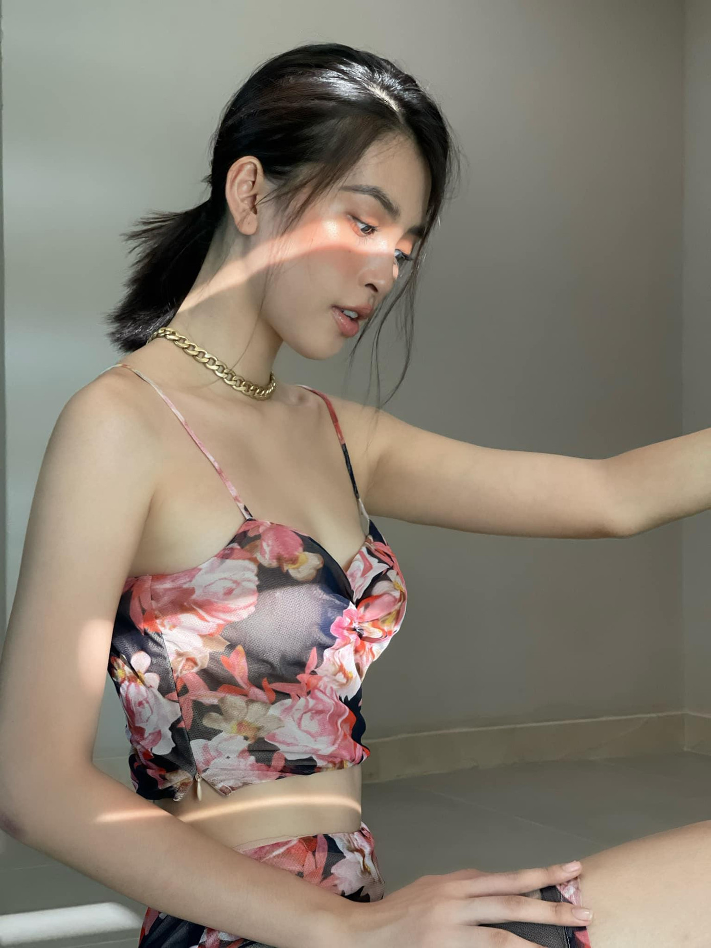 Tiểu Vy liên tục biến hoá với nhiều phong cách khác nhau, từ style dễ thương, ngọt ngào đến hình ảnh thần thái, sang chảnh.