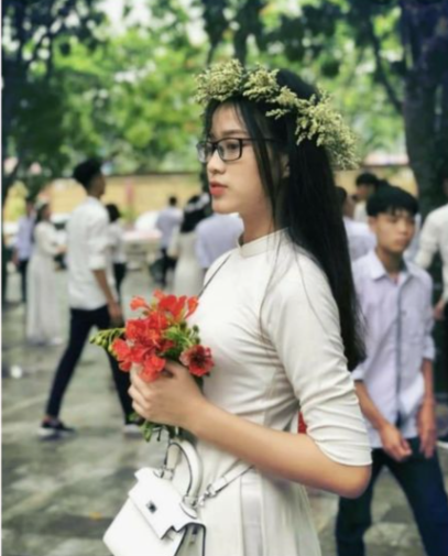 Hình ảnh thời cấp 3 của Hoa hậu Đỗ Thị Hà được fan chia sẻ rần rần trên mạng xã hội.