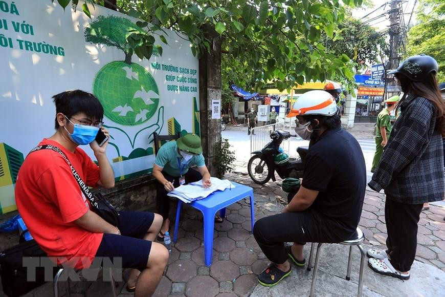 Các trường hợp vi phạm do không có giấy tờ hợp lệ bị lập biên bản tại chốt kiểm dịch phường Kim Giang. (Ảnh: Tuấn Anh/TTXVN)