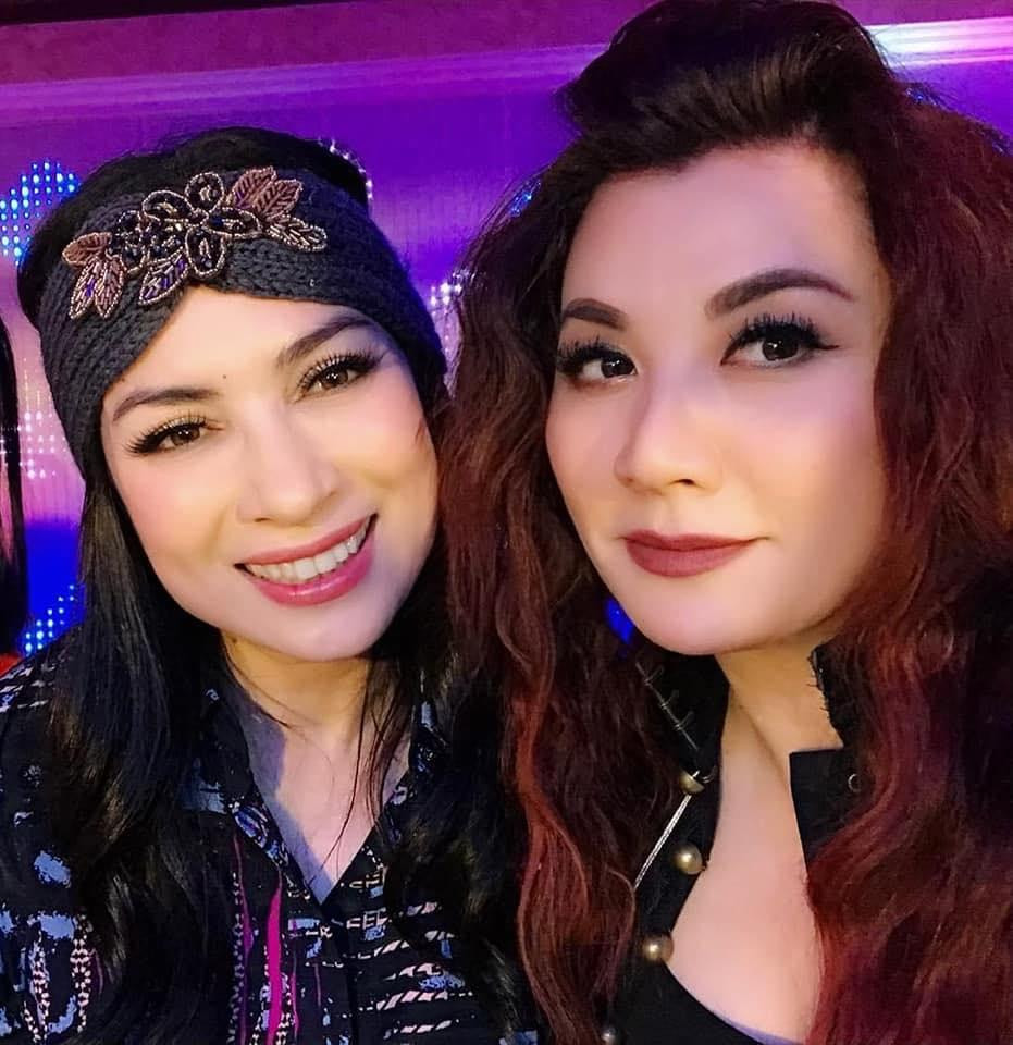 Phi Nhung và Trizzie Phương Trinh. Phi Nhung và Trizzie Phương Trinh.