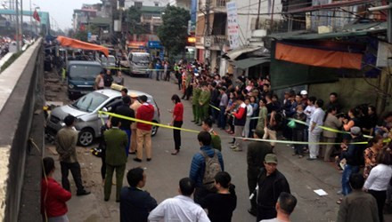 BẢN TIN ATGT: Chồng gào góc bên thi thể vợ bị ô tô cán ảnh 5