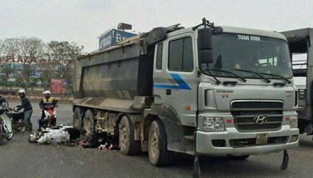 BẢN TIN ATGT: Chồng gào góc bên thi thể vợ bị ô tô cán ảnh 1