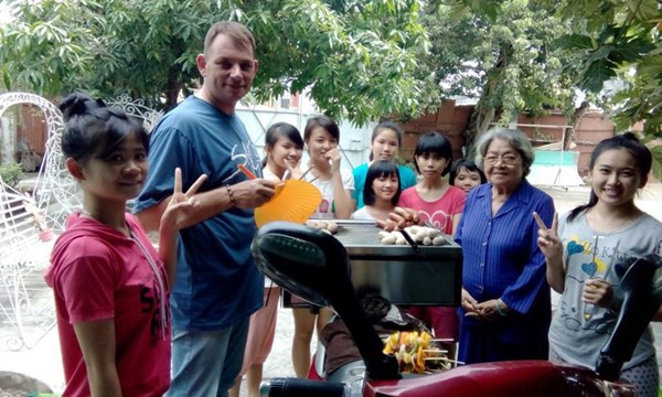 Chuyện tình của chàng Tây buôn gánh bán bưng ở Sài Gòn ảnh 6