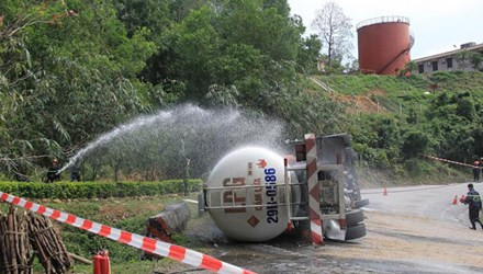 BẢN TIN ATGT: Chồng gào góc bên thi thể vợ bị ô tô cán ảnh 2