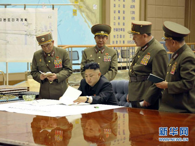 Nhà lãnh đạo Kim Jong-un họp khẩn cấp với các tướng lĩnh Triều Tiên hôm 28/3 (KCNA nói rằng, ông Kim đang phê duyệt kế hoạch tấn công Mỹ của Lực lượng Tên lửa Chiến lược). Ảnh: KCNA