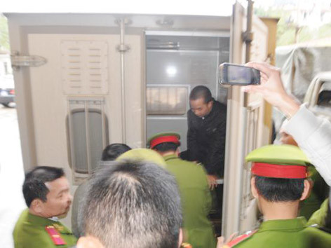 Áp giải bị cáo rời phiên tòa, ra xe. Ảnh: Tuấn Nguyễn