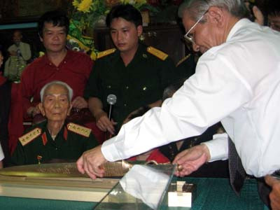 Trống đồng và kiếm “lệnh” dâng tặng Đại tướng nhân dịp kỷ niệm 60 năm ngày Người được phong hàm Đại tướng