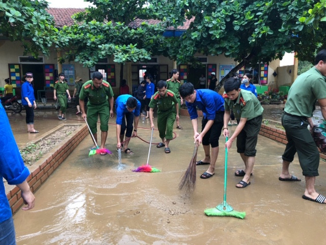 Áo xanh tình nguyện làm ấm lòng người dân vùng lũ ảnh 9