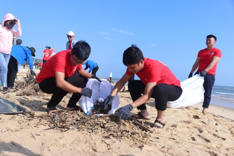Hơn 1.000 thanh niên xung kích tham gia chiến dịch làm sạch biển ảnh 2