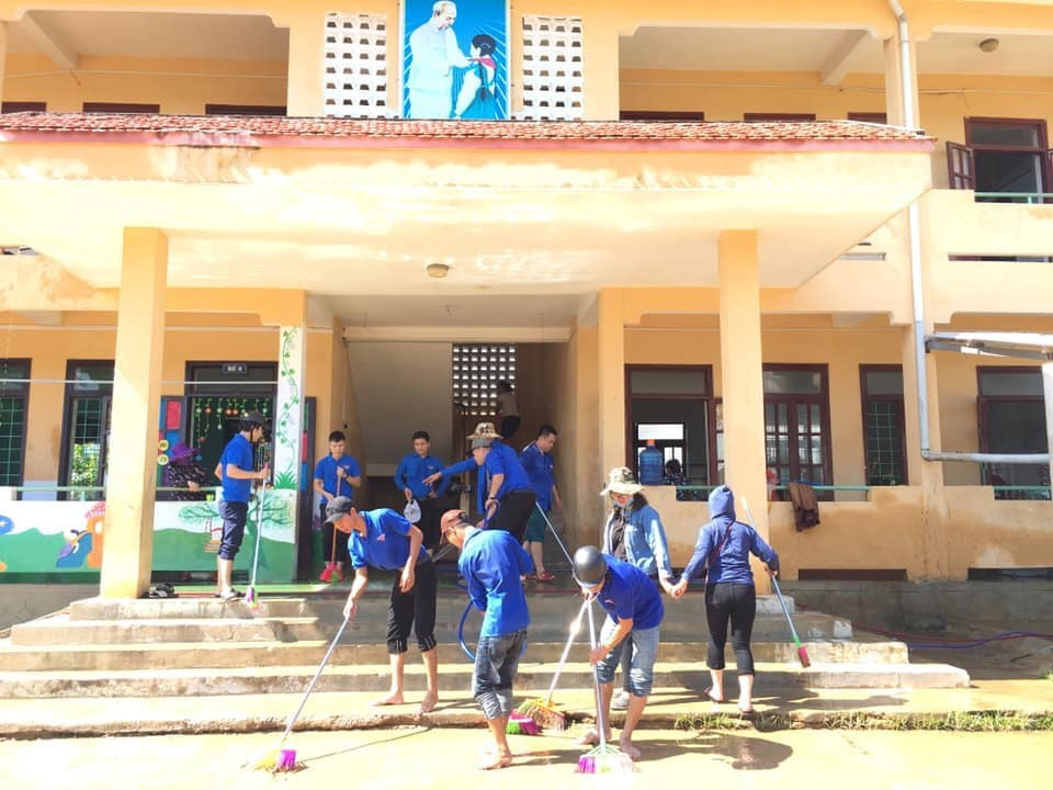 Áo xanh tình nguyện làm ấm lòng người dân vùng lũ ảnh 8