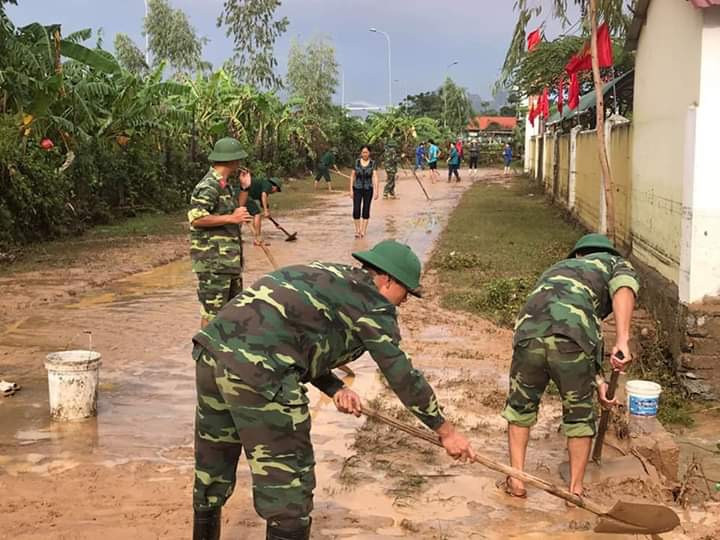 Áo xanh tình nguyện làm ấm lòng người dân vùng lũ ảnh 3
