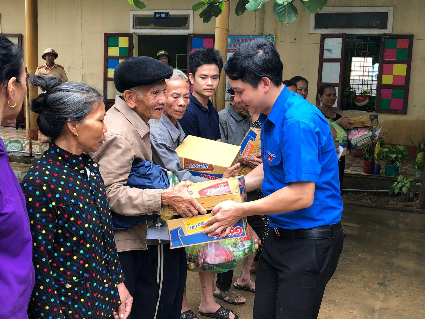 Áo xanh tình nguyện làm ấm lòng người dân vùng lũ ảnh 6