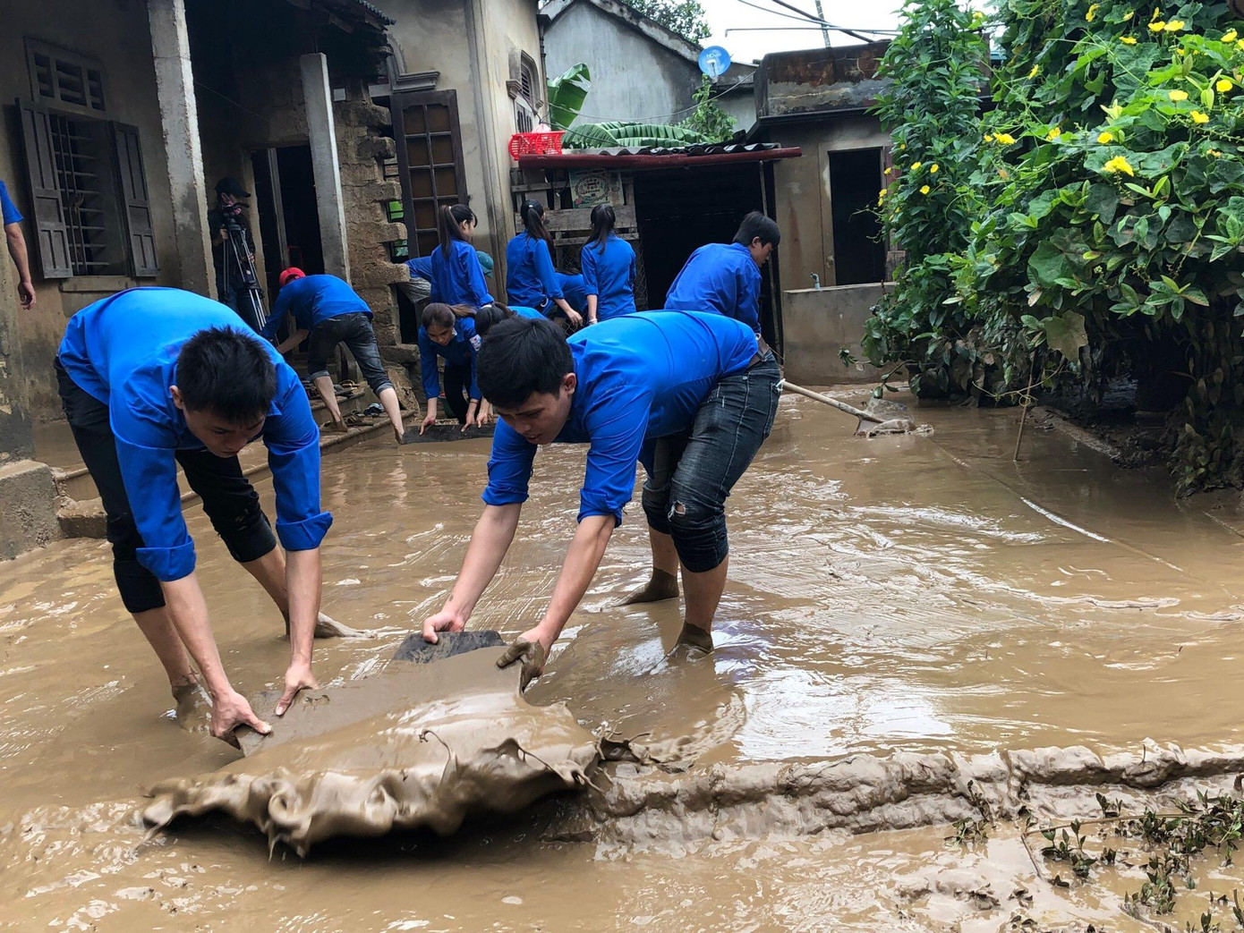 Áo xanh tình nguyện làm ấm lòng người dân vùng lũ ảnh 7