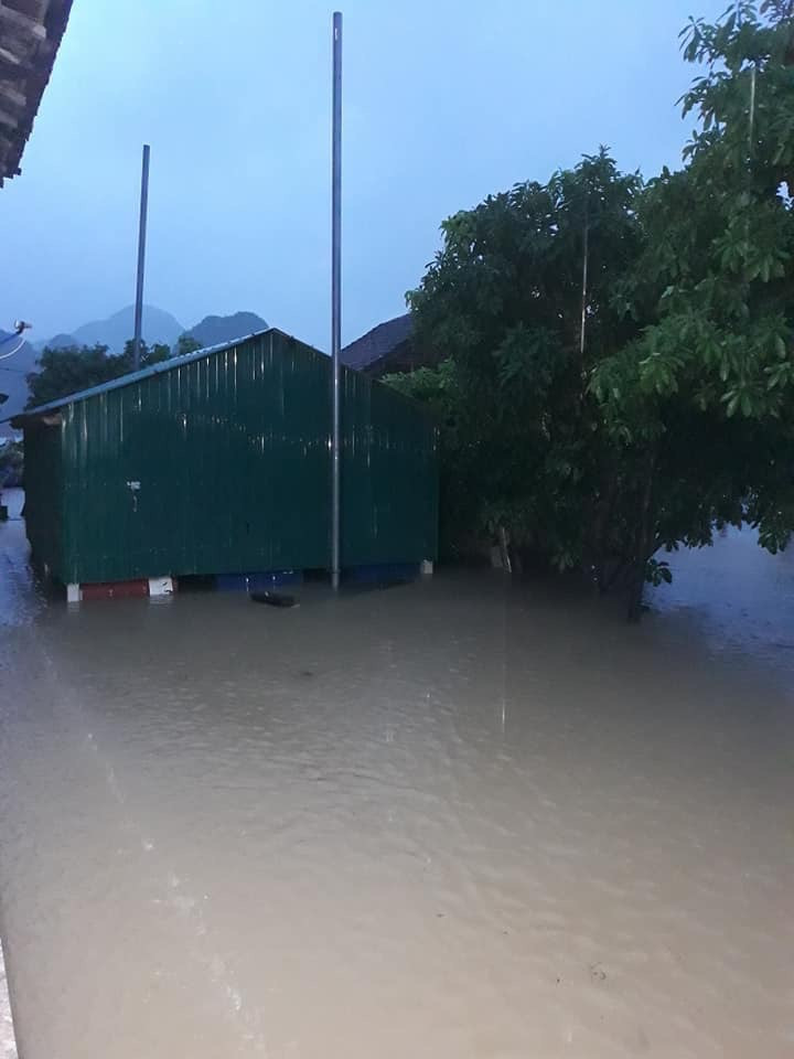 Nước ngập lút nóc nhà ở rốn lũ Tân Hóa ảnh 2