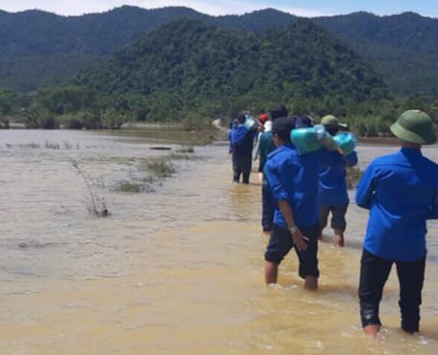 Áo xanh tình nguyện làm ấm lòng người dân vùng lũ ảnh 4