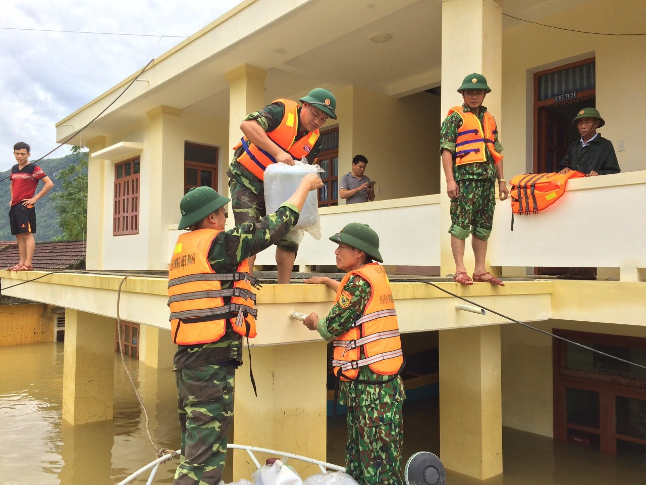 Áo xanh tình nguyện làm ấm lòng người dân vùng lũ ảnh 2