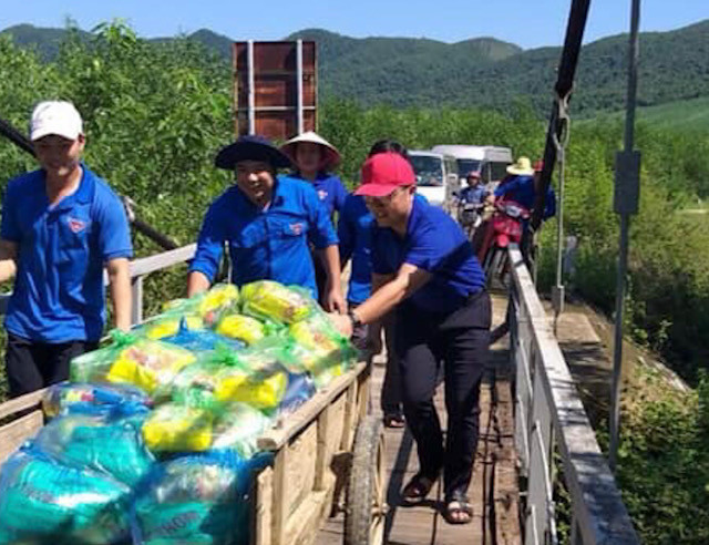 Áo xanh tình nguyện làm ấm lòng người dân vùng lũ ảnh 5