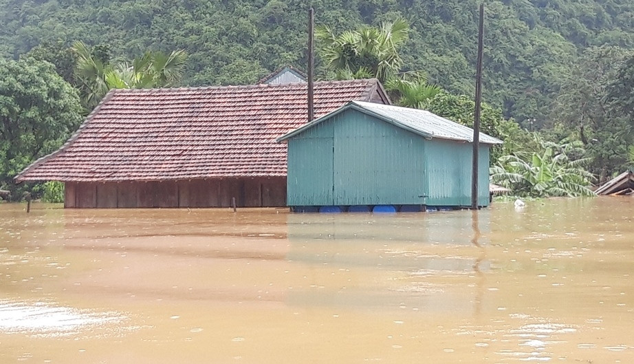Biển nước kinh hoàng tại 'rốn lũ' Tân Hóa ảnh 3