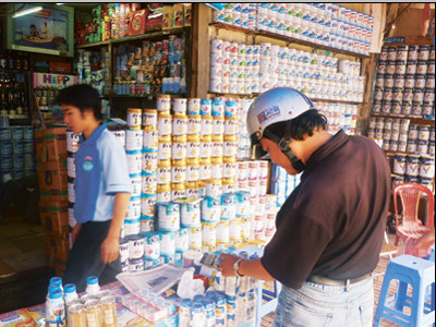 Thị trường sữa ở TPHCM ế ẩm sau khi sữa nhiễm khuẩn gây ngộ độc. ảnh: l.N. Thị trường sữa ở TPHCM ế ẩm sau khi sữa nhiễm khuẩn gây ngộ độc. ảnh: l.N