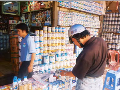 Thị trường sữa ở TPHCM ế ẩm sau khi sữa nhiễm khuẩn gây ngộ độc. ảnh: l.N