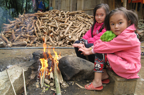 Hai chị em Ngân Hà và Ngân Thương (Quan Sơn) được cha mẹ cho nghỉ học vì thời tiết khắc nghiệt