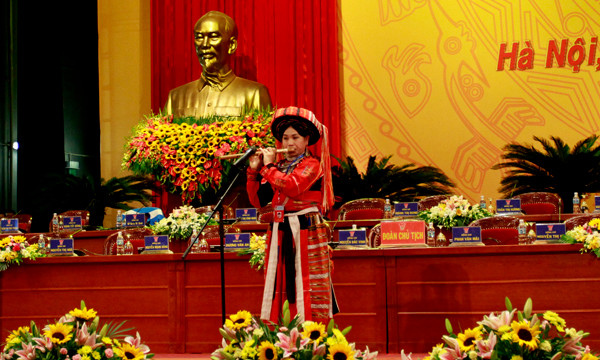 Mang tới những cảm xúc và hình ảnh thú vị còn phải kể tới các tiết mục biểu diễn văn nghệ giao lưu. Đó là tiếng sáo H'mông của nữ đại biểu Hà Giang