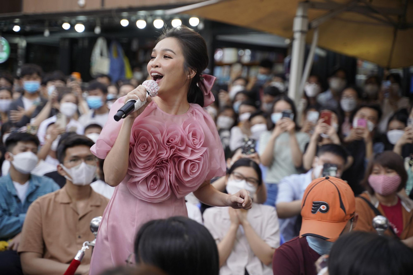 Hiền Thục hát trong đêm nhạc "21 năm nhớ Trịnh Công Sơn" Hiền Thục hát trong đêm nhạc "21 năm nhớ Trịnh Công Sơn"