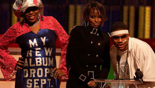 Macy Gray và bộ váy quảng bá album sắp phát hành của cô. Macy Gray và bộ váy quảng bá album sắp phát hành của cô