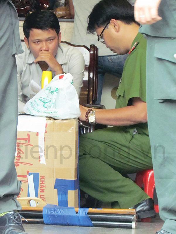 Công an lập biên bản khám xét nhà 18C Yết Kiêu, bên cạnh là các tang vật thu giữ. Công an lập biên bản khám xét nhà 18C Yết Kiêu, bên cạnh là các tang vật thu giữ