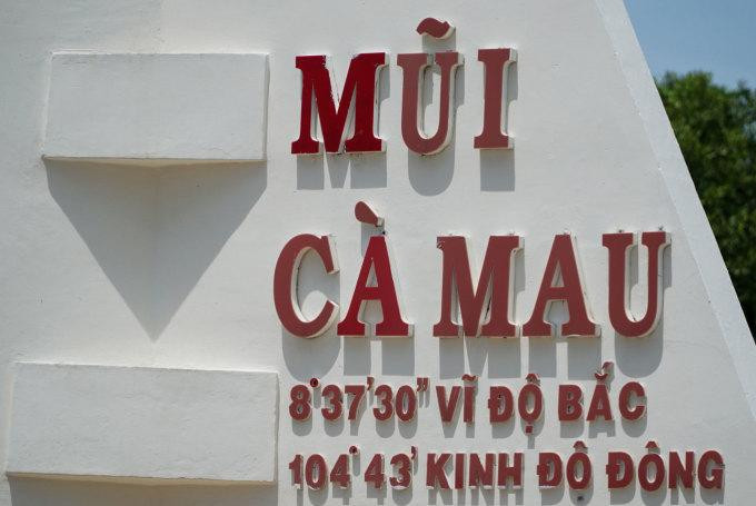 Mũi Cà Mau - điểm cực Nam trên đất liền của Việt Nam nằm ở huyện nào của Cà Mau?