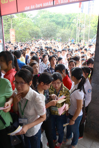 Hàng dài sinh viên vẫn đang tiếp nối nhau thực hiện nghĩa vụ