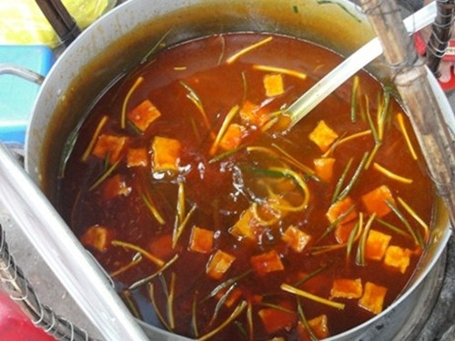 ... sẽ có một nồi nước dùng đỏ đẹp