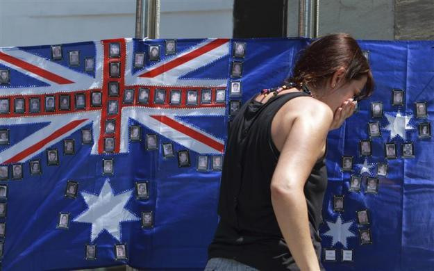 Ảnh của các nạn nhân vụ đánh bom khủng bố đảo Bali được dán lên lá cờ trong lễ kỷ niệm sáng nay