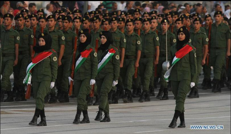 Nữ sinh Palestine trong quân phục của ngành duyệt binh mừng lễ tốt nghiệp 