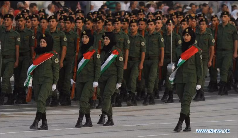 Nữ sinh Palestine trong quân phục của ngành duyệt binh mừng lễ tốt nghiệp 