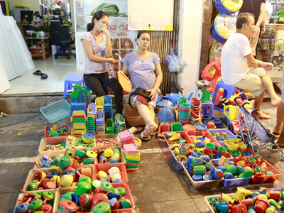 Có gian hàng chuyên bán ghế nhựa,ấm chén nhỏ đều ế ẩm không có người mua