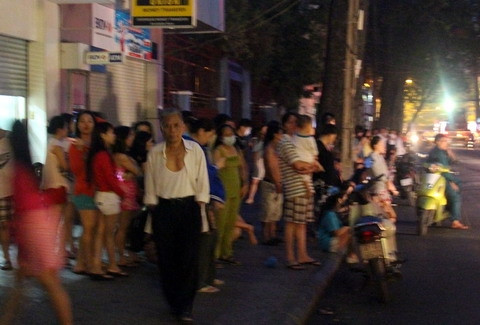 Rất đông người dân tụ tập trên đường Nguyễn Thái Bình