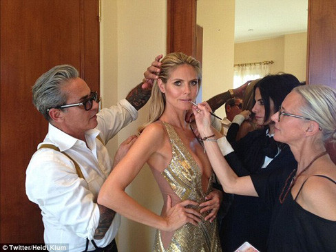 Heidi Klum cũng khoe trên trang xã hội Twitter của cô bức ảnh đang được các chuyên gia sắc đẹp chăm sóc 'tận răng'