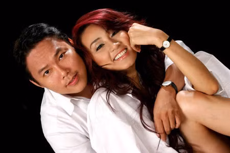 Bức hình Hoàng Vũ chụp với người yêu, ca sĩ Ngân Khánh, có tư thế và trang phục khá giống với bức chụp cùng Thủy Top