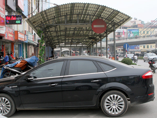 Để ô tô chắn ngang cửa