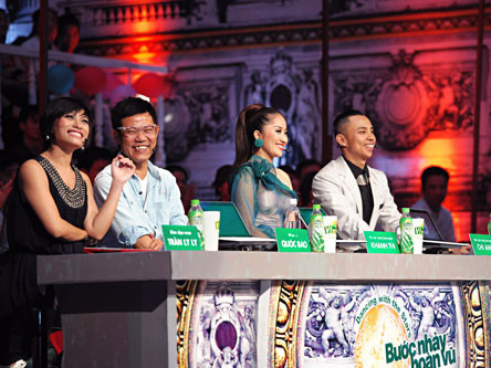 Bộ tứ giám khảo đêm qua, biên đạo múa Trần Ly Ly (váy đen) là vị giám khảo thứ 4