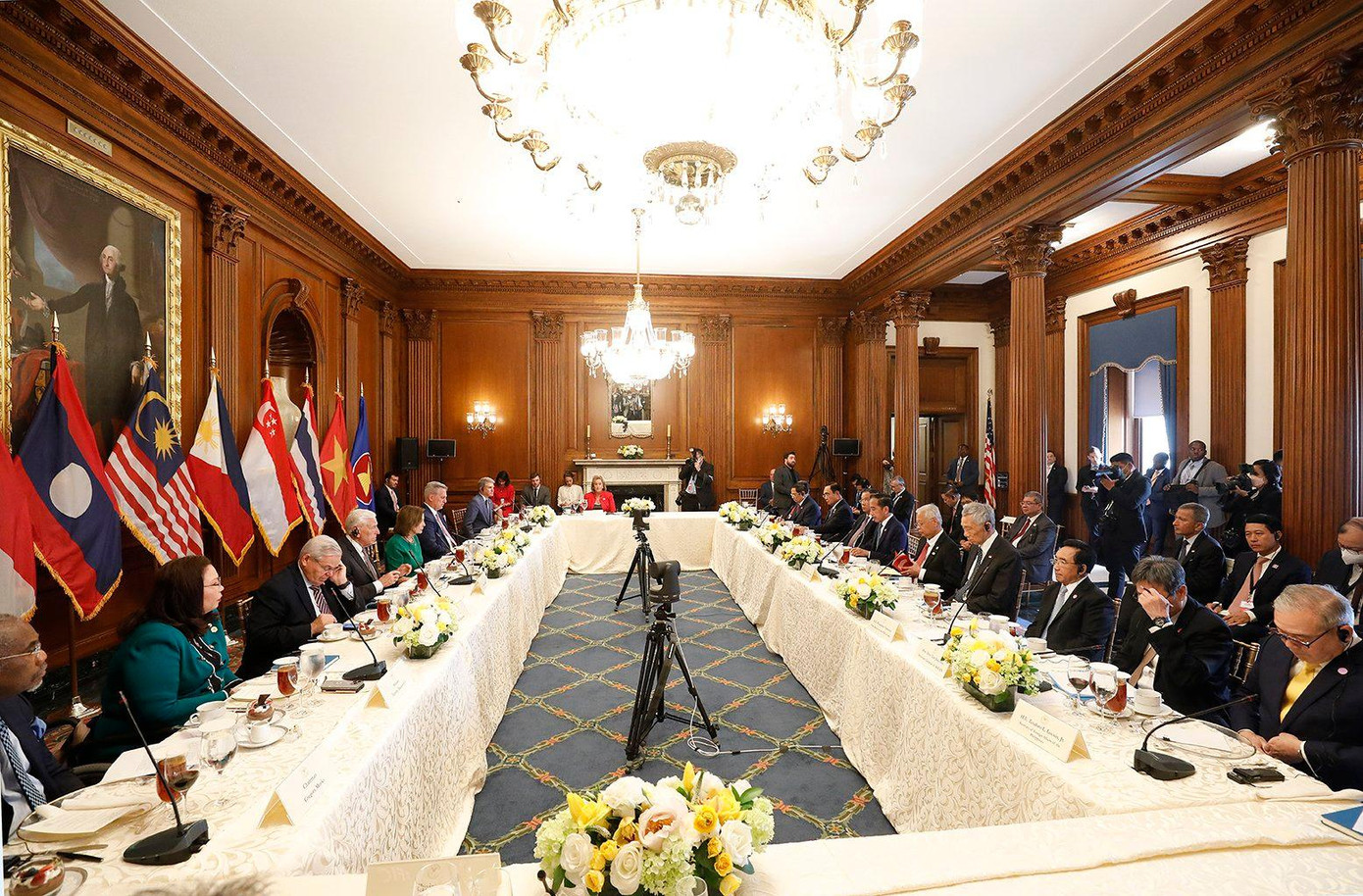 Các nghị sỹ Hoa Kỳ hoan nghênh các nỗ lực xây dựng một Bộ Quy tắc Ứng xử (COC) ở Biển Đông, đóng góp duy trì và bảo đảm môi trường hoà bình, an ninh và ổn định ở khu vực. Các nghị sỹ Hoa Kỳ hoan nghênh các nỗ lực xây dựng một Bộ Quy tắc Ứng xử (COC) ở Biển Đông, đóng góp duy trì và bảo đảm môi trường hoà bình, an ninh và ổn định ở khu vực.