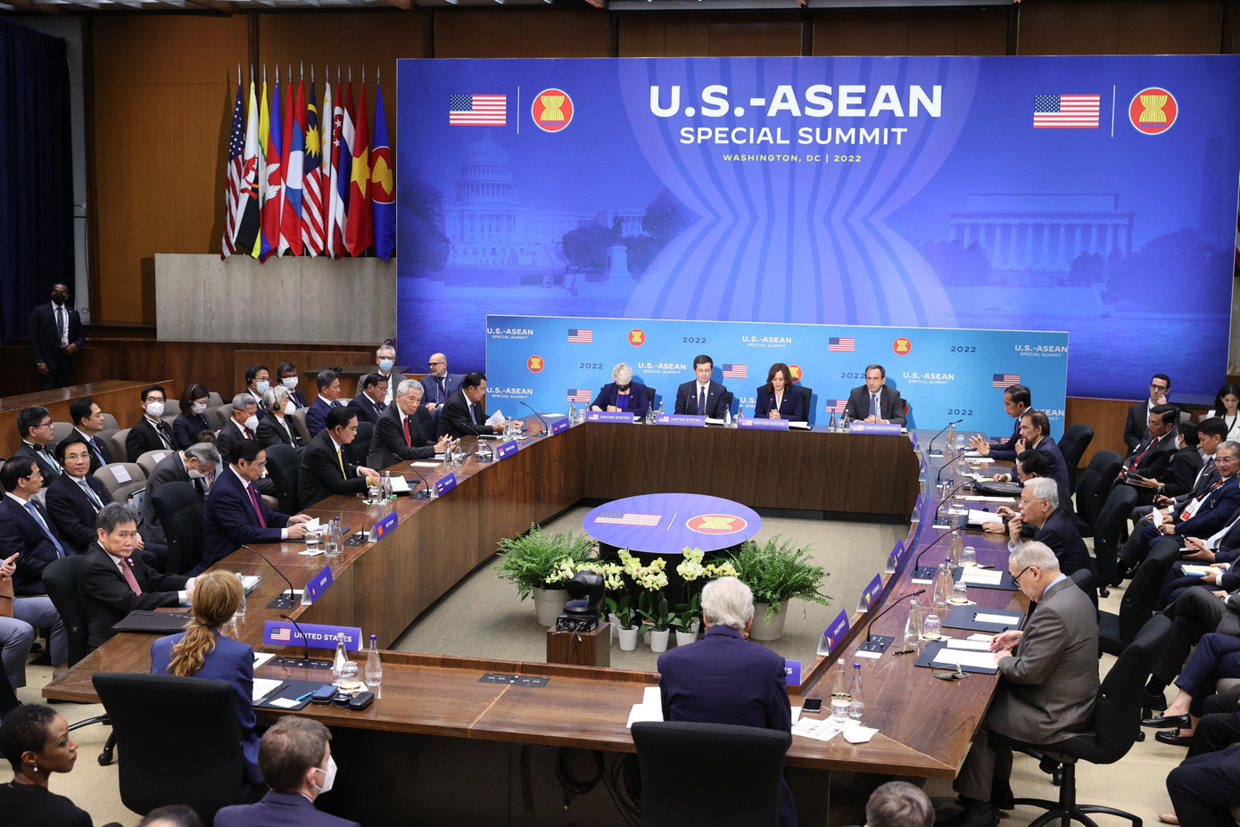 Trước đó, các nhà Lãnh đạo ASEAN đã dự phiên thảo luận do Phó Tổng thống Hoa Kỳ Kamara Harris chủ trì về hành động khí hậu, chuyển đổi năng lượng sạch và hạ tầng bền vững. Trước đó, các nhà Lãnh đạo ASEAN đã dự phiên thảo luận do Phó Tổng thống Hoa Kỳ Kamara Harris chủ trì về hành động khí hậu, chuyển đổi năng lượng sạch và hạ tầng bền vững.