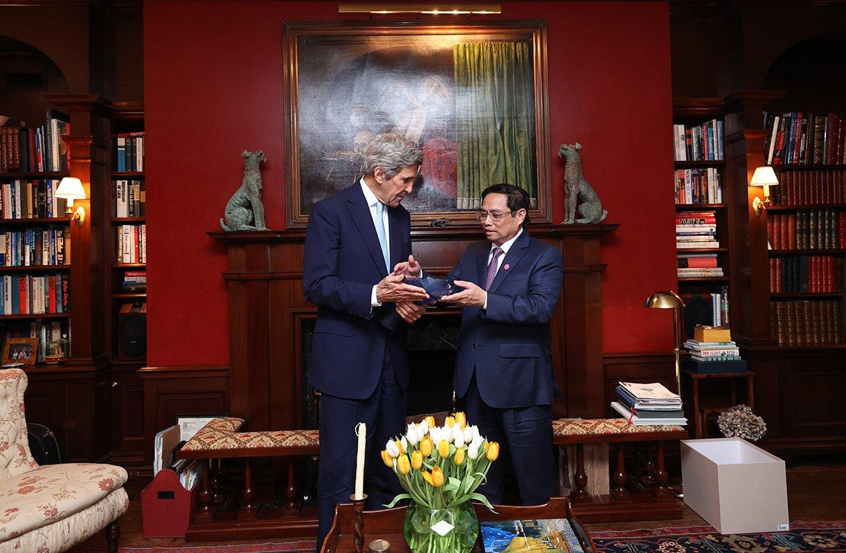 Đặc phái viên John Kerry bày tỏ ấn tượng trước cam kết của Việt Nam tại COP 26, cách tiếp cận của Việt Nam trong chuyển đổi năng lượng và ứng phó với biến đổi khí hậu, cho rằng cộng đồng quốc tế cũng ủng hộ Việt Nam trong quá trình này với nhiều nguồn tài chính Việt Nam có thể khai thác Đặc phái viên John Kerry bày tỏ ấn tượng trước cam kết của Việt Nam tại COP 26, cách tiếp cận của Việt Nam trong chuyển đổi năng lượng và ứng phó với biến đổi khí hậu, cho rằng cộng đồng quốc tế cũng ủng hộ Việt Nam trong quá trình này với nhiều nguồn tài chính Việt Nam có thể khai thác
