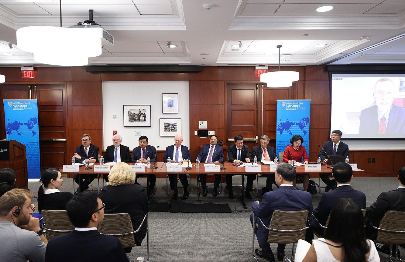 Thủ tướng Phạm Minh Chính và một số thành viên Chính phủ trao đổi với các giáo sư và sinh viên Đại học Harvard Thủ tướng Phạm Minh Chính và một số thành viên Chính phủ trao đổi với các giáo sư và sinh viên Đại học Harvard