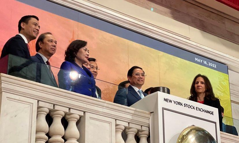 Thủ tướng Chính phủ Phạm Minh Chính bày tỏ niềm vui được tới thăm NYSE, sở giao dịch chứng khoán lớn nhất thế giới về giá trị vốn hóa thị trường và bấm nút rung chuông kết thúc phiên giao dịch.